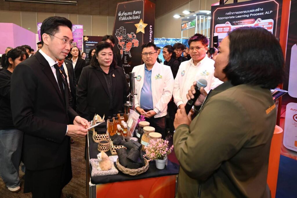“ยศชนัน” เยี่ยมชมนิทรรศการมหกรรมงานวิจัยแห่งชาติ 2569 ย้ำพลัง Synergy ขับเคลื่อนงานวิจัยสู่การพัฒนาประเทศอย่างยั่งยืน 38