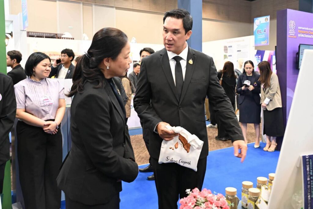 “ยศชนัน” เยี่ยมชมนิทรรศการมหกรรมงานวิจัยแห่งชาติ 2569 ย้ำพลัง Synergy ขับเคลื่อนงานวิจัยสู่การพัฒนาประเทศอย่างยั่งยืน 45