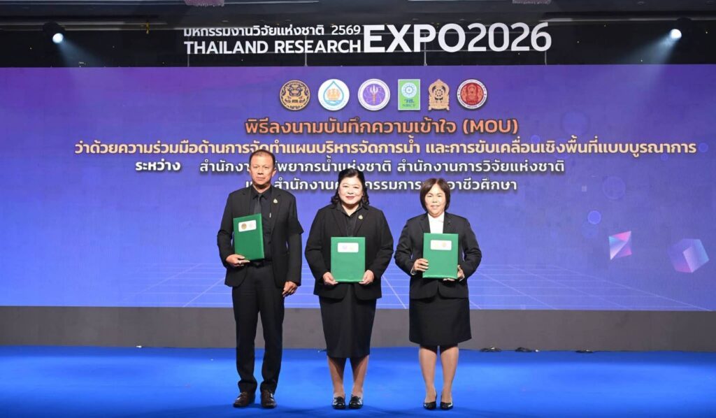 วช. ผนึกกำลัง สทนช. และ สอศ. ลงนาม MOU “พลิกอนาคประเทศไทย : ฝ่าวิกฤต PM2.5 ภาคเหนือ สู่ความมั่นคงน้ำทั่วไทย” ในงาน Thailand Research Expo 2026 35
