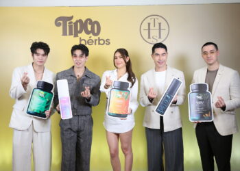 ทิปโก้ ครบรอบ 50 ปี เดินเกมรุกตลาดสุขภาพ ยกระดับ 5 สมุนไพรไทย สู่ผลิตภัณฑ์สุขภาพมาตรฐานสากล บริษัท ทิปโก้ฟู้ดส์ จำกัด (มหาชน) Tipco Foods Public Company Limited หนึ่งในผู้นำธุรกิจด้านอาหารและเครื่องดื่มของประเทศไทยก้าวสู่การครบรอบ 50 ปีของการดำเนินธุรกิจ  คุณอนุรัตน์ เทียมทัน ประธานกลุ่มบริษัททิปโก้ฟู้ดส์ ประกาศเดินหน้ารุกธุรกิจสุขภาพเต็มรูปแบบ โดยให้บริษัททิปโก้ ไบโอเท็ค จำกัด (Tipco Biotech Co., Ltd.) รับหน้าที่เปิดประตูสู่ธุรกิจสุขภาพ ภายใต้แบรนด์ ทิปโก้ เฮิร์บส์ (Tipco Herbs) เพื่อการดูแลสุขภาพเชิงป้องกัน รักษา และส่งเสริมคุณภาพชีวิตของผู้บริโภครุ่นใหม่ คุณวิวัฒน์ ลิ้มศักดากุล ประธานเจ้าหน้าที่บริหาร บริษัททิปโก้ฟู้ดส์ จำกัด (มหาชน) กล่าวว่า ทิปโก้ ไบโอเท็ค เป็นกลไกสำคัญในการขยายพอร์ตธุรกิจสุขภาพขององค์กร เพราะตลอดระยะเวลากว่า 20 ปี ทิปโก้ ไบโอเท็ค ได้พัฒนาความเชี่ยวชาญด้านการเพาะปลูก การแปรรูป และการสกัดสารสำคัญจากสมุนไพรไทยด้วยทิปโก้เทคโนโลยี (Tipco Technology)ควบคู่ระบบควบคุมคุณภาพ ระดับอุตสาหกรรม จนก้าวขึ้นเป็นผู้ผลิตและส่งออกสารสกัดสมุนไพรรายใหญ่ของประเทศ การเปิดตัวผลิตภัณฑ์แบรนด์ทิปโก้ เฮิร์บส์ถือเป็นก้าวสำคัญของการสร้างมาตรฐานใหม่ให้กับสมุนไพรไทย โดยมีเป้าหมายให้คนไทยได้เข้าถึงผลิตภัณฑ์สมุนไพรที่มีคุณภาพ และเป็นที่ยอมรับของสากลส่วนในเชิงกลยุทธ์เป็นการขยายพอร์ตธุรกิจสู่ตลาดสุขภาพที่มีแนวโน้มเติบโตอย่างต่อเนื่อง โดยเฉพาะกลุ่มผู้บริโภคยุคใหม่ ที่ให้ความสำคัญกับการดูแลสุขภาพ ต้องการผลิตภัณฑ์จากธรรมชาติที่เชื่อถือได้ มีที่มาชัดเจน และผ่านมาตรฐานการผลิตระดับสากลจึงมั่นใจว่า ทิปโก้ เฮิร์บส์ จะสามารถยืนอยู่ในตลาดสุขภาพอย่างยั่งยืน       ในงาน Re–Vision Day บริษัทได้เปิดตัว 5 ผลิตภัณฑ์ใหม่ ภายใต้แบรนด์ ทิปโก้ เฮิร์บส์ประกอบด้วย ยาแคปซูลผสมเปล้าน้อย, ขมิ้นชัน แคปซูล, แบล็คแอนด์ไวท์กระชายสกัดแคปซูล, ฟ้าทะลายโจรสกัดแคปซูล และฟ้ามินต์ รีเฟรชเชอร์ เม้าท์สเปรย์ พร้อมด้วย 5 พรีเซนเตอร์ของผลิตภัณฑ์ ได้แก่ พาร์ท เคียราน ไชยทัช ชีวมงคล หนุ่มฮอท ดีกรีปริญญาโทจากสวิตเซอร์แลนด์ และเป็นศิลปินนักร้องนักแสดงคนดังในวงการบันเทิง, แพม ปาเมล่า ปาสิเนตตี้ สาวลูกครึ่งไทย-อิตาลี สาวเก่งของวงการนางงามและพิธีกร,แดนนี่ ดานิเอล เบล็สซิ่ง พิธีกรและ Content Creator สายท่องเที่ยวที่มีผู้ติดตามมากมาย, เจมส์ กษม กาญจนวัฒนา นักแสดงและนายแบบหนุ่มคนดัง และ จ๊อบ กฤษ อหันทริก หนุ่มหล่อสายบิวตี้และแฟชั่นที่มีสไตล์โดดเด่นเฉพาะตัว ร่วมถ่ายทอดภาพลักษณ์ของคนรุ่นใหม่ที่ให้ความสำคัญกับการดูแลสุขภาพ หนึ่งในผลิตภัณฑ์เด่น คือ “เปล้าน้อย” สมุนไพรไทยที่ได้รับการยอมรับในระดับนานาชาติ จากการที่นักวิจัยชาวญี่ปุ่นได้ศึกษาจนค้นพบสารสำคัญ Plaunotol และนำไปพัฒนาเป็นยาแผนปัจจุบันสำหรับดูแลโรคกระเพาะอาหารในประเทศญี่ปุ่นจากองค์ความรู้ดังกล่าวทิปโก้ได้ต่อยอดสู่ “ยาผสมเปล้าน้อย” (Tipco Herbs Compound Plaunoi Capsule) โดยใช้สายพันธุ์เปล้าน้อยคุณภาพสูงจากจังหวัดประจวบคีรีขันธ์ ผสานกับสมุนไพรอีก 5 ชนิดตามตำรับยาไทย เพื่อช่วยดูแลและบรรเทาปัญหาแผลในกระเพาะอาหารและกระเพาะอักเสบเรื้อรัง ผลิตภัณฑ์นี้จึงเป็นอีกหนึ่งตัวอย่างของการนำสมุนไพรไทยที่ได้รับการยอมรับจากต่างประเทศ มาพัฒนาเป็นทางเลือกด้านสุขภาพสำหรับคนไทย แบล็คแอนด์ไวท์ กระชายสกัด (Tipco Herbs Black & White Grachai Extracts) เป็นการผสานคุณค่าจากกระชายดำและกระชายขาว สมุนไพรเด่นของไทย ช่วยเสริมสร้างความแข็งแรงของกล้ามเนื้อ ส่งเสริมการเปลี่ยนไขมันสะสมให้เป็นพลังงาน เพิ่มความทนทานของร่างกาย และเหมาะกับผู้ที่ใส่ใจสุขภาพและการออกกำลังกาย ฟ้ามินต์ รีเฟรชเชอร์ เม้าท์สเปรย์ (FahmintBy Tipco Herbs Refresher Mount Spray) ผลิตภัณฑ์ดูแลสุขภาพช่องปากจากสมุนไพร มีให้เลือก 2 กลิ่น ได้แก่ มินต์ และบลูเบอร์รี่ ผสานสารสกัดจากฟ้าทะลายโจร มะกรูด เปลือกส้ม และสเปียร์มินต์ ช่วยลดการสะสมของเชื้อโรค ลดการอักเสบและระคายเคืองคอ พร้อมเพิ่มความสดชื่น ให้ลมหายใจ ตอบโจทย์ผู้บริโภคที่ใส่ใจสุขภาพช่องปากและระบบทางเดินหายใจควบคู่กัน ขมิ้นชัน แคปซูล (Tipco Herbs Turmeric Capsule) พัฒนาจากขมิ้นชันสายพันธุ์คุณภาพจากอำเภอบ้านตาขุน จังหวัดสุราษฎร์ธานี ซึ่งเป็นแหล่งปลูกที่มีสารเคอร์คิวมินอยด์(Curcuminoids) สูงกว่าค่าเฉลี่ยทั่วไป ปลูกแบบเกษตรอินทรีย์ วิเคราะห์ดินและน้ำสม่ำเสมอ มั่นใจได้ว่าไม่มีสารเคมีปนเปื้อน ทุกล็อตการผลิตได้รับการตรวจวิเคราะห์สารสำคัญอย่างเข้มงวด เพื่อให้มั่นใจว่าผู้บริโภคจะได้รับ สารเคอร์คิวมินอยด์ ในปริมาณสูงถึง 50 มิลลิกรัมต่อแคปซูล ช่วยดูแลระบบทางเดินอาหาร บรรเทาอาการท้องอืด ท้องเฟ้อ และกรดไหลย้อน พร้อมคุณสมบัติต้านการอักเสบ ต้านอนุมูลอิสระ และสนับสนุนการทำงานของระบบภูมิคุ้มกัน ฟ้าทะลายโจรสกัดแคปซูล (Tipco Herbs Andrographis Paniculata Extract Capsule) ได้รับการพัฒนาด้วยเทคโนโลยีการสกัด ที่ช่วยเพิ่มความเข้มข้นของสารสำคัญ ทำให้มั่นใจได้ว่า ในทุกแคปซูลมีแอนโดรกราโฟไลด์ 20 มิลลิกรัม สูงกว่าฟ้าทะลายโจรชนิดผงบดทั่วไปถึง 4 เท่า จึงช่วยลดจำนวนแคปซูลที่ต้องรับประทานเหลือเพียงครั้งละ 1 แคปซูล พร้อมแยกสารที่อาจก่อให้เกิดผลข้างเคียงออก และผ่านการวิเคราะห์สารสำคัญทุกครั้งก่อนผลิต มีจุดเด่นด้านการเสริมภูมิคุ้มกัน ลดการอักเสบ ฟื้นฟูร่างกาย รวมถึงช่วยบรรเทาอาการเจ็บคอและไข้หวัด ในงาน Re–Vision Day ครั้งนี้ กลุ่มทิปโก้ฟู้ดส์ได้ประกาศก้าวสำคัญในการขยายธุรกิจสู่ตลาดสุขภาพ จากความเชี่ยวชาญด้านอาหารโภชนาการ และสมุนไพรไทยที่สั่งสมมายาวนาน ผสานกับการขับเคลื่อนด้วยวิทยาศาสตร์และนวัตกรรม   วันนี้…ทิปโก้ เฮิร์บส์ได้สร้าง 5 ผลิตภัณฑ์จากสมุนไพรไทยเพื่อต่อยอดคุณค่าจากภูมิปัญญาดั้งเดิม สู่ผลิตภัณฑ์สุขภาพที่ตอบโจทย์ผู้บริโภคยุคใหม่