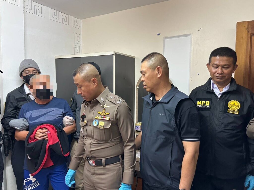 "บิ๊กราญ" นำทีมสอบเข้มชายสวมฮู้ดส่งพัสดุซุกยาให้แอร์สาว เข้าค้นห้องกบดาน จุดเก็บของและจุดทิ้งของกลางก่อนหลบหนี 30
