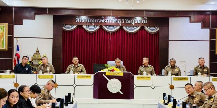 “บิ๊กราญ” เปิดศึกล้างโกงทะเบียนชาติ ส่ง “นพศิลป์” ทลายเครือข่ายสวมสิทธิ์บัตรเลข 0 รวบอดีตปลัดอำเภอ ฟัน 17 หมายจับ สาวถึงขบวนการฟอกเงิน 25 “บิ๊กราญ” เปิดศึกล้างโกงทะเบียนชาติ ส่ง “นพศิลป์” ทลายเครือข่ายสวมสิทธิ์บัตรเลข 0 รวบอดีตปลัดอำเภอ ฟัน 17 หมายจับ สาวถึงขบวนการฟอกเงิน