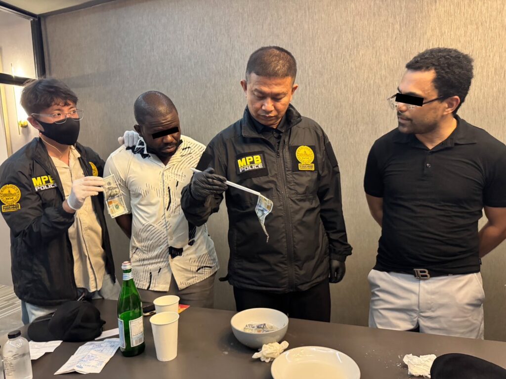 รวบคาหนังคาเขา! “รองจ๋อ” ส่ง ”สารวัตรแจ๊ะ“ เป็นไฮโซ ซ้อนแผนจับ แก๊ง “Black Money Scam ” ตุ๋นแบงก์ดอลลาร์ปลอม ยึดกระดาษเตรียมผลิต 200 ล้าน 30