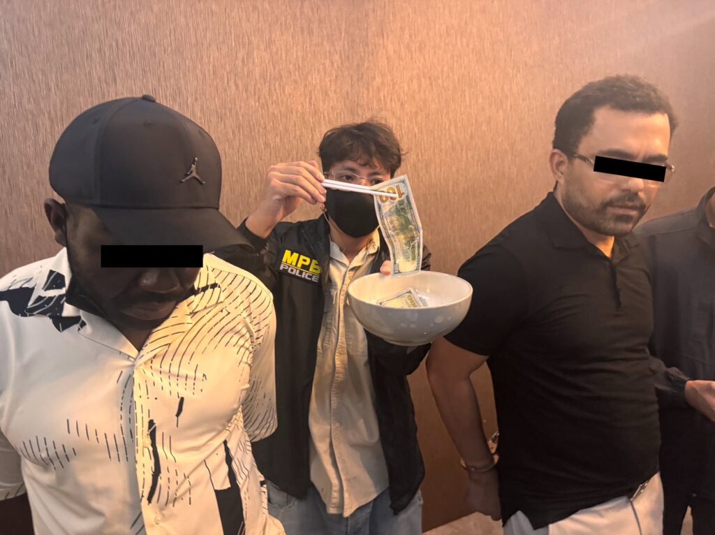 รวบคาหนังคาเขา! “รองจ๋อ” ส่ง ”สารวัตรแจ๊ะ“ เป็นไฮโซ ซ้อนแผนจับ แก๊ง “Black Money Scam ” ตุ๋นแบงก์ดอลลาร์ปลอม ยึดกระดาษเตรียมผลิต 200 ล้าน 29