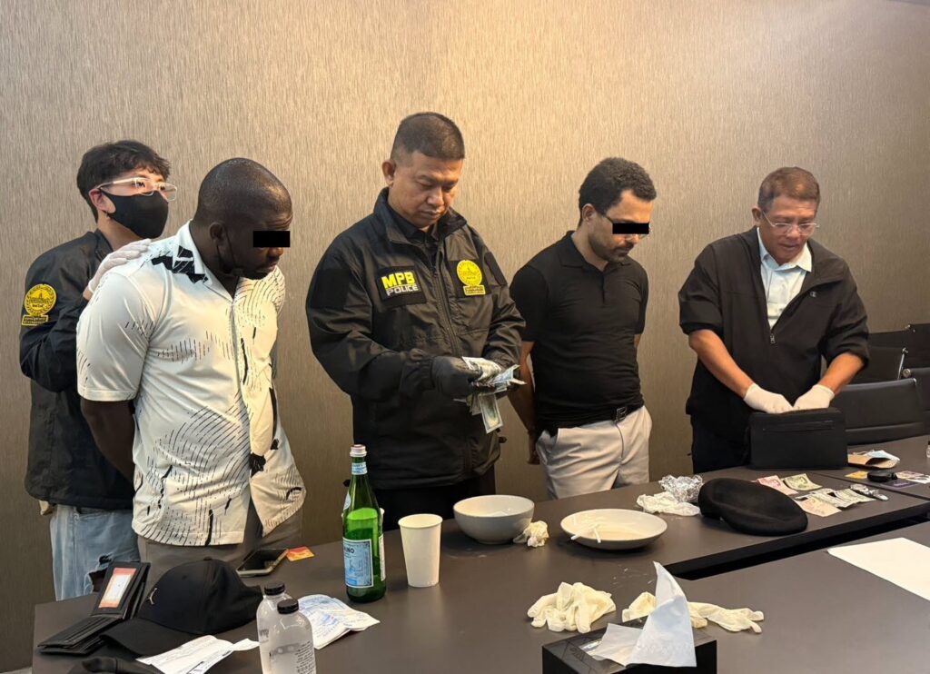 รวบคาหนังคาเขา! “รองจ๋อ” ส่ง ”สารวัตรแจ๊ะ“ เป็นไฮโซ ซ้อนแผนจับ แก๊ง “Black Money Scam ” ตุ๋นแบงก์ดอลลาร์ปลอม ยึดกระดาษเตรียมผลิต 200 ล้าน 28