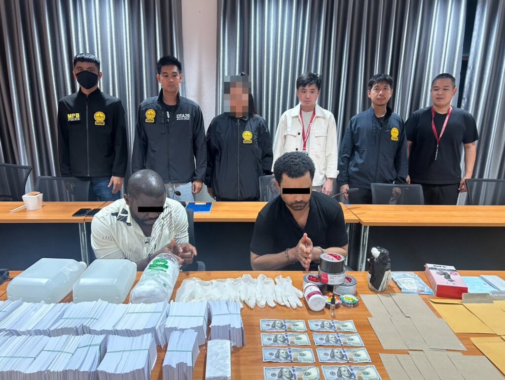 รวบคาหนังคาเขา! “รองจ๋อ” ส่ง ”สารวัตรแจ๊ะ“ เป็นไฮโซ ซ้อนแผนจับ แก๊ง “Black Money Scam ” ตุ๋นแบงก์ดอลลาร์ปลอม ยึดกระดาษเตรียมผลิต 200 ล้าน 27
