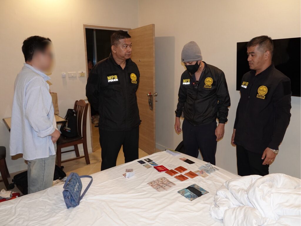 บุกทลายแก๊งคอลเซ็นเตอร์เวียดนาม! โยงซุกไอซ์ในมะขามเปียกยึดทองกว่า 40 บาท-ไอโฟนเพียบ สาวหอบเงิน 1.5 แสนติดสินบนตำรวจ สุดท้ายโดนรวบทันคาโรงพัก 31