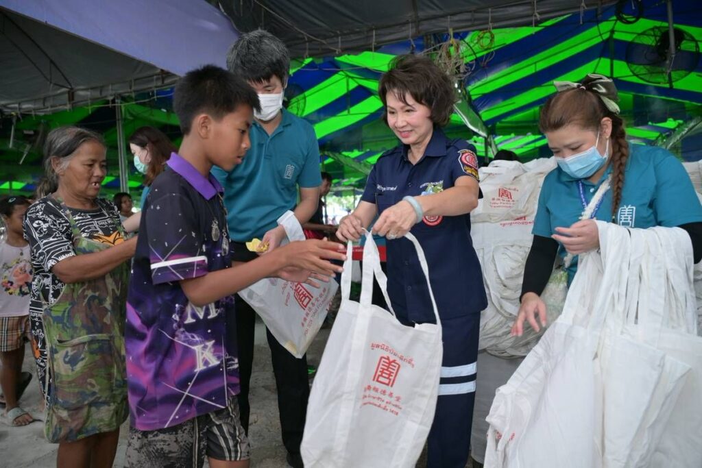 มูลนิธิป่อเต็กตึ๊ง ยกทัพเพิ่มชุดเครื่องอุปโภคบริโภคและค่าพาหนะ แจกจ่ายแก่ผู้ยากไร้ รวม 6,000 ชุด เนื่องในประเพณีทิ้งกระจาด (ซิโกว) 37