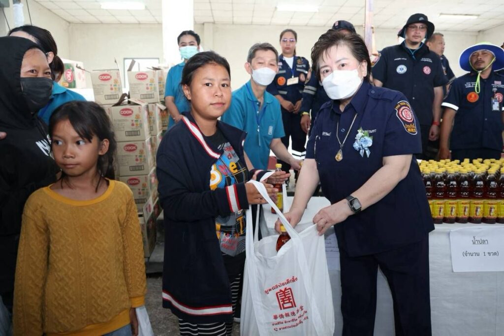 มูลนิธิป่อเต็กตึ๊ง ยกทัพเพิ่มชุดเครื่องอุปโภคบริโภคและค่าพาหนะ แจกจ่ายแก่ผู้ยากไร้ รวม 6,000 ชุด เนื่องในประเพณีทิ้งกระจาด (ซิโกว) 30