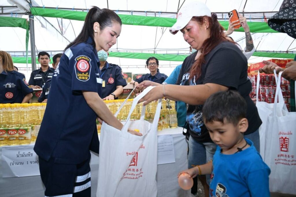 มูลนิธิป่อเต็กตึ๊ง ยกทัพเพิ่มชุดเครื่องอุปโภคบริโภคและค่าพาหนะ แจกจ่ายแก่ผู้ยากไร้ รวม 6,000 ชุด เนื่องในประเพณีทิ้งกระจาด (ซิโกว) 28