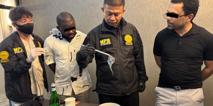 รวบคาหนังคาเขา! “รองจ๋อ” ส่ง ”สารวัตรแจ๊ะ“ เป็นไฮโซ ซ้อนแผนจับ แก๊ง “Black Money Scam ” ตุ๋นแบงก์ดอลลาร์ปลอม ยึดกระดาษเตรียมผลิต 200 ล้าน 25 รวบคาหนังคาเขา! “รองจ๋อ” ส่ง ”สารวัตรแจ๊ะ“ เป็นไฮโซ ซ้อนแผนจับ แก๊ง “Black Money Scam ” ตุ๋นแบงก์ดอลลาร์ปลอม ยึดกระดาษเตรียมผลิต 200 ล้าน