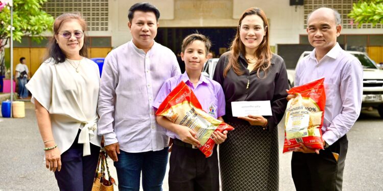 เปลี่ยน “ความคิดถึง” เป็นพลังแห่งการให้“ครอบครัวสุขยิ่ง” ทำบุญ 2 ปี “น้องพีเดียร์” มอบข้าว 5 ตัน–วีลแชร์–54 ทุน ส่งต่อความดีสู่ชาวลาดกระบัง 25 เปลี่ยน “ความคิดถึง” เป็นพลังแห่งการให้“ครอบครัวสุขยิ่ง” ทำบุญ 2 ปี “น้องพีเดียร์” มอบข้าว 5 ตัน–วีลแชร์–54 ทุน ส่งต่อความดีสู่ชาวลาดกระบัง