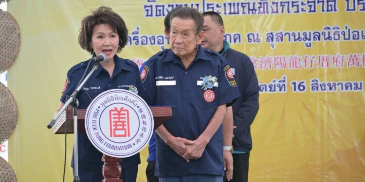 มูลนิธิป่อเต็กตึ๊ง ยกทัพเพิ่มชุดเครื่องอุปโภคบริโภคและค่าพาหนะ แจกจ่ายแก่ผู้ยากไร้ รวม 6,000 ชุด เนื่องในประเพณีทิ้งกระจาด (ซิโกว) 25 มูลนิธิป่อเต็กตึ๊ง ยกทัพเพิ่มชุดเครื่องอุปโภคบริโภคและค่าพาหนะ แจกจ่ายแก่ผู้ยากไร้ รวม 6,000 ชุด เนื่องในประเพณีทิ้งกระจาด (ซิโกว)