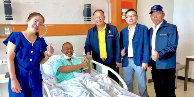 นายกสมาคมตำรวจ เยี่ยม “หมวดประสาร” ถูกต่างชาติปาดคอ ชื่นชมฮีโร่ผู้พิทักษ์สันติราษฎร์ จี้ทบทวนยุทธวิธีจับกุม ลดการสูญเสีย