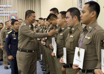“รองจ๋อ” ปลุกพลังครูตำรวจ D.A.R.E. สกัดยาเสพติดถึงห้องเรียน ย้ำ “1 คนต้องสร้างอีก 50 คน” ทำด้วยใจ ยาเสพติดต้องลด!