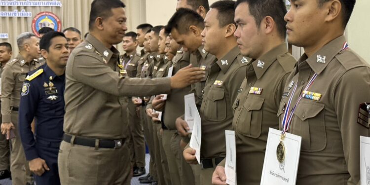 “รองจ๋อ” ปลุกพลังครูตำรวจ D.A.R.E. สกัดยาเสพติดถึงห้องเรียน ย้ำ “1 คนต้องสร้างอีก 50 คน” ทำด้วยใจ ยาเสพติดต้องลด!