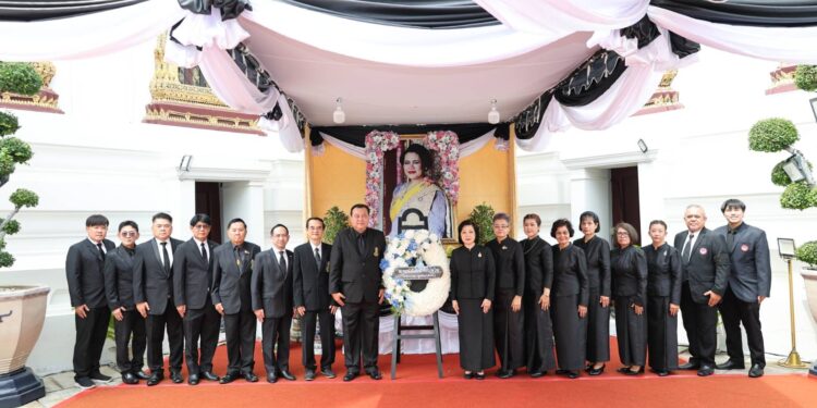 2 สมาคมหนังสือพิมพ์ฯ นำคณะกรรมการ–ที่ปรึกษา เข้าถวายความอาลัย ณ พระบรมมหาราชวัง 25 2 สมาคมหนังสือพิมพ์ฯ นำคณะกรรมการ–ที่ปรึกษา เข้าถวายความอาลัย ณ พระบรมมหาราชวัง
